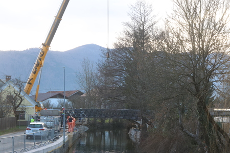 POSTAVITEV BRVI ČEZ CERKNIŠČICO 14 FOTO LJUBO VUKELIČ